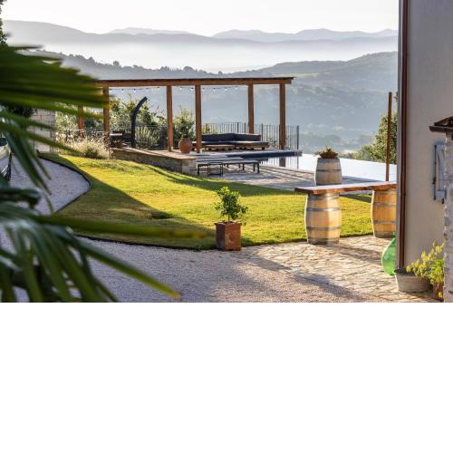 Hilltop villa with infinity pool and Todi views