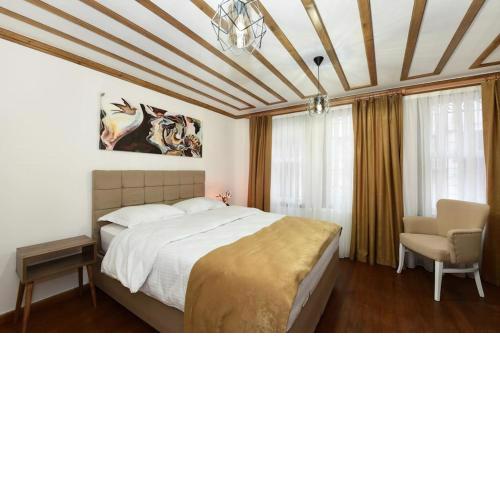 Historical Cozy Dublex Wood Apt at Galata