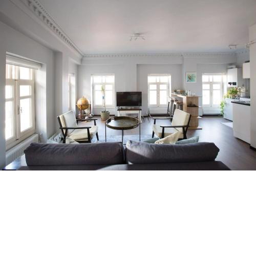Historical Studio Amazing location+Brand New Frn.
