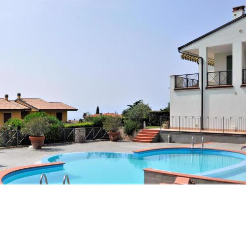 Holiday apartment in Lazise, swimming pool and balcony overlooking the lake