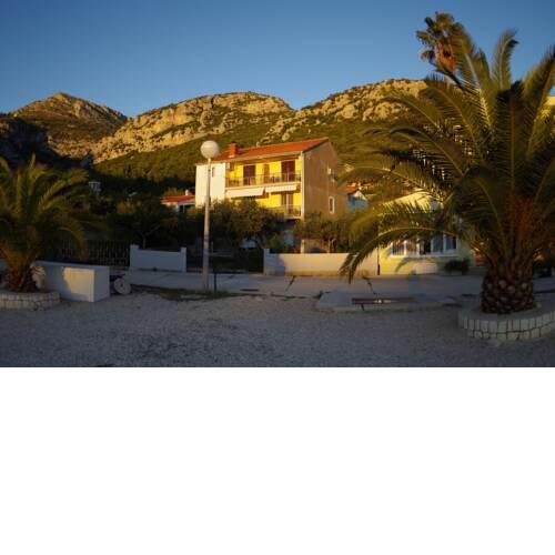 Holiday apartment on the beach