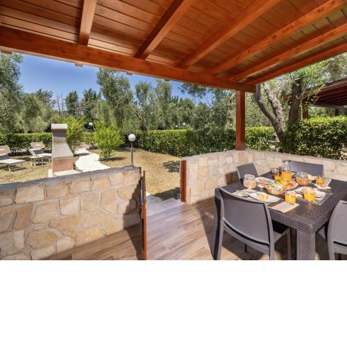 Holiday flat with shared pool in the middle of a natural park
