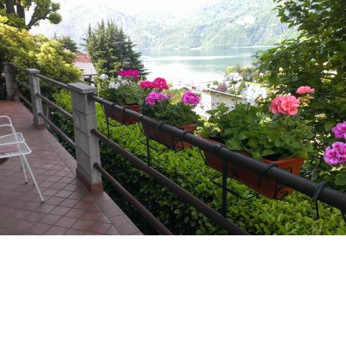Holiday Home - Lake and Guzzi view