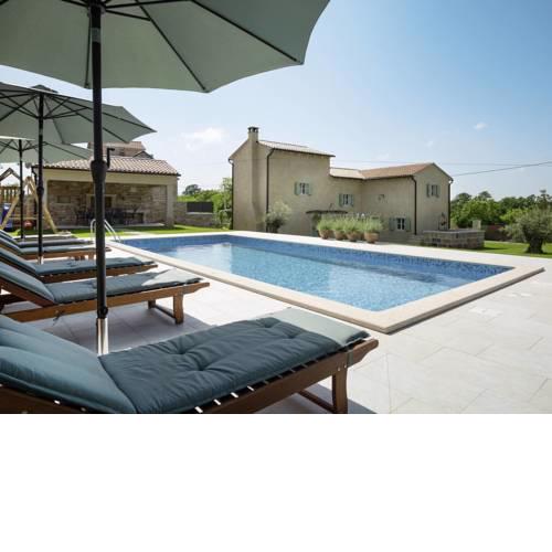 Holiday Home ERNESTA (ROJ463)