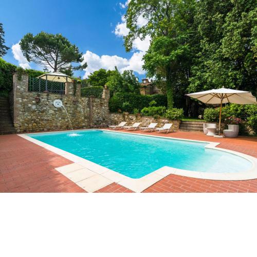 Holiday Home in the town centre with pool garden bubble bath