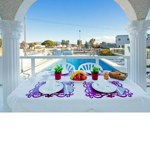 Holiday Home Requesens canal