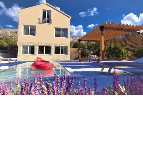Holiday home with pool Tare