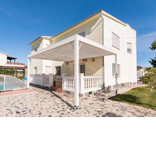 Holiday Home with private pool in Sant Pere Pescador