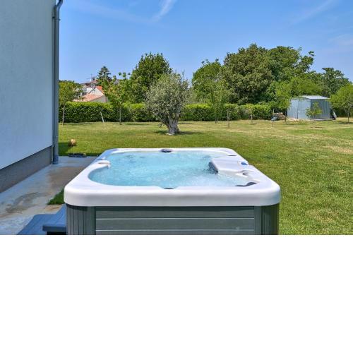 Holiday house Mirna with jacuzzi