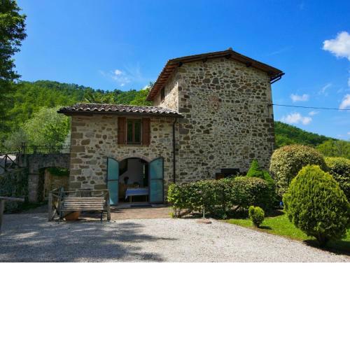 Holiday house overlooking lake near Tuscany