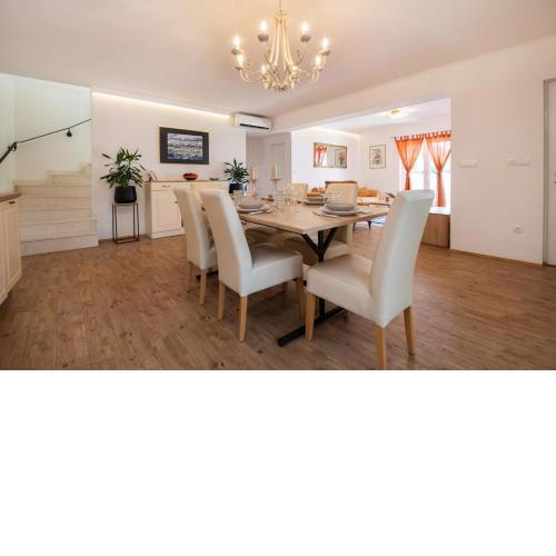Holiday House with POOL, CLOSE TO THE BOTNICAL GARDEN