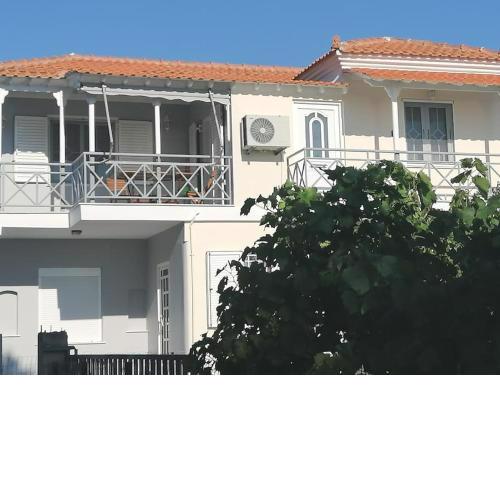 Holiday House with sea view in Skala Polichnitos