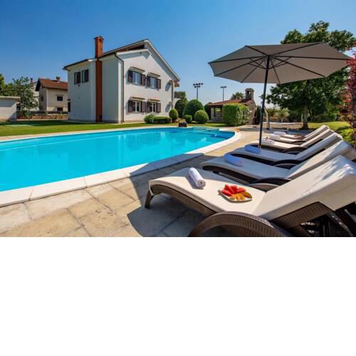 Holiday house with swimming pool
