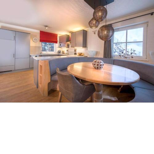 Holidayhome with Sauna Genieten in Saalbach Top E2