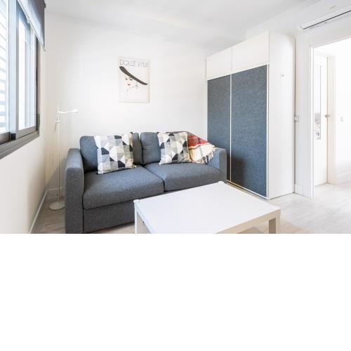 Holidays2Malaga Dos Aceras Quiet and Interior Apartment in Old Historic