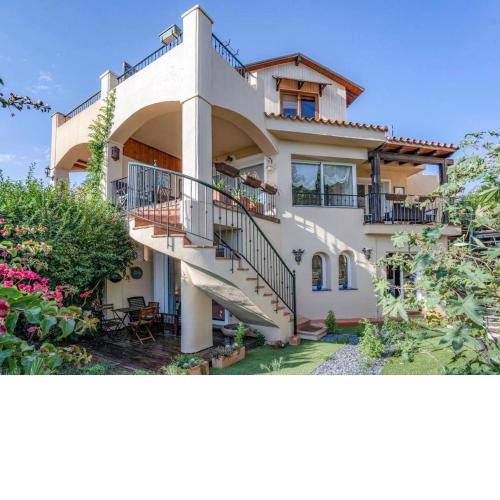 Holidays2Riviera, Villa 4 bedrooms & 3 bathrooms & Terraces & Jacuzzi & Pool