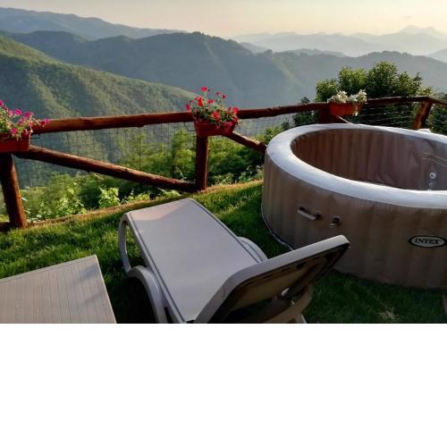 Home Holidays Crasciana, con terrazza vista sulle Alpi Apuane.