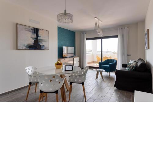 HomeForGuest Apartamento en residencia de lujo con terraza y piscina