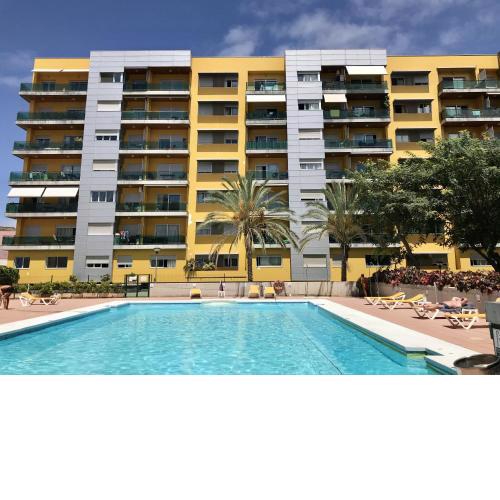 HomeForGuest Apartment with extensive gardens PARKING GYM terrace and pool