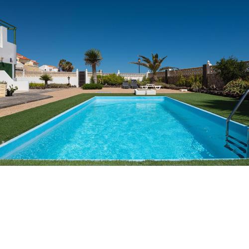 HomeForGuest Apartment with pool and terrace 1 min from the Beach