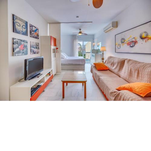 HomeForGuest Bright studio in La Carihuela near the beach