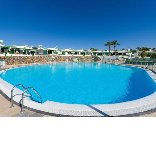 HomeForGuest Bungalow Vista Golf con terraza y piscina