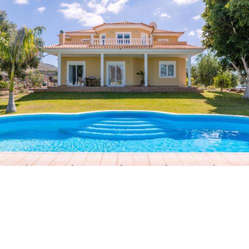 HomeForGuest Modern Villa with pool and mountain views