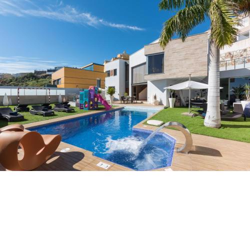 HomeForGuest Villa with Sea Views, Pool, Spa, Gym, Cinema & ProAudio