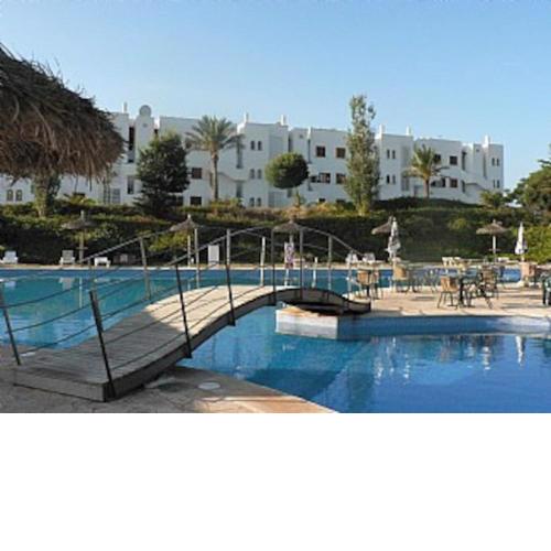 Homely 2 bedroom ground floor apartment, with pool