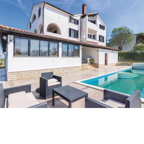 Homely Apartment in Poreč with Swimming Pool