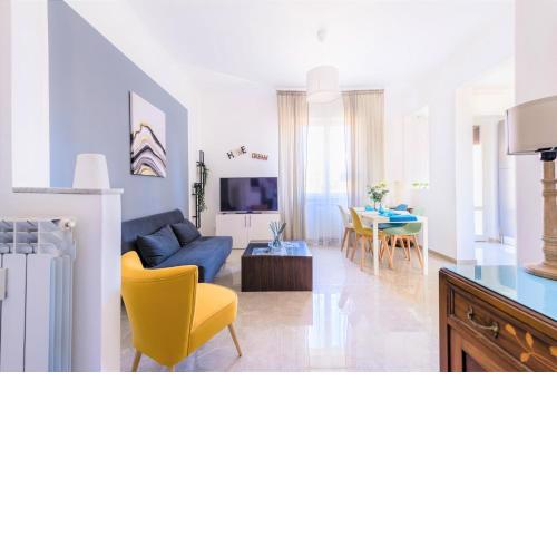 Hostly - ColorHome Pisa Midtown - Unique 3 Rooms with 3 Private Bathrooms