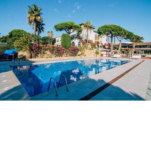 Hotel Roger de Flor by Seleqtta