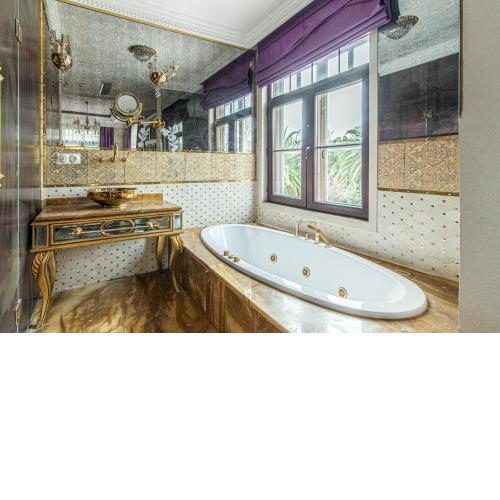 Hotel Room in Historic Mansion in Beylerbeyi