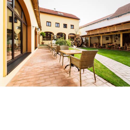 Hotel Selsky Dvur - Bohemian Village Courtyard