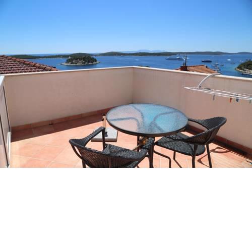 House Erin, Hvar