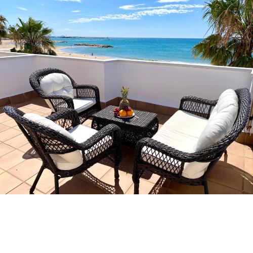 House in front of the beach with sea view