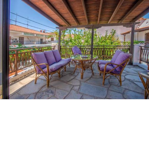 House in Polihrono with 2 bdrms 40mtrs from beach