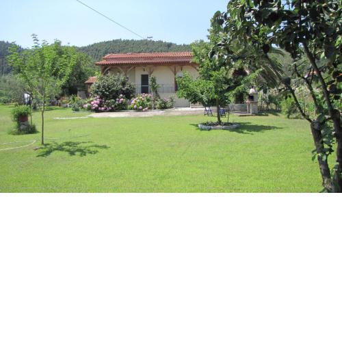 House in Vourvourou with big garden for 5 Persons.