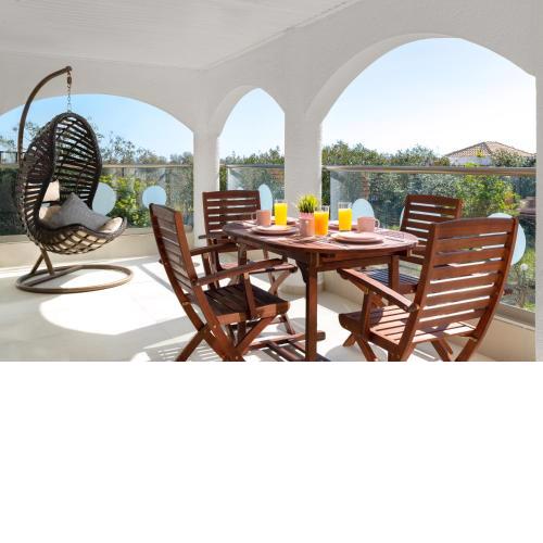 House of Paradise in front of the golf court-sea
