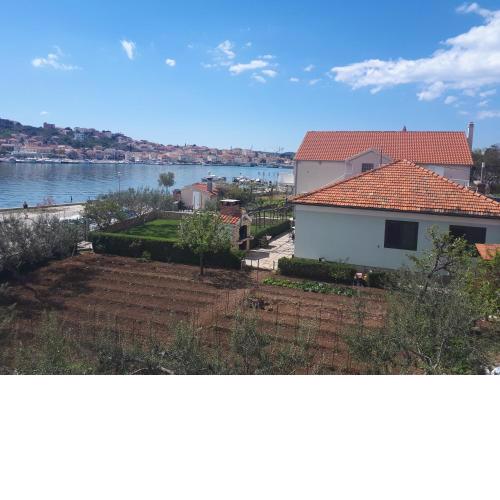 House Petar by sea