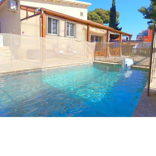 House with pool near Park Guell