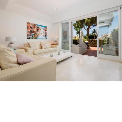 House with sea and mountain views on the beach, Bahía de Marbella
