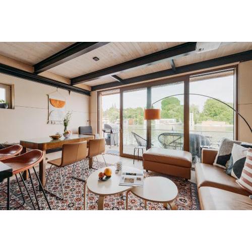 HOUSEBOAT FRED Prague