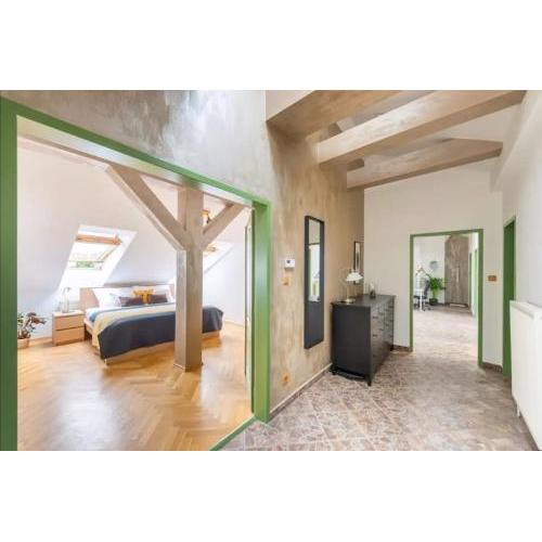 Huge 5-bedrooms apartment near Prague Castle