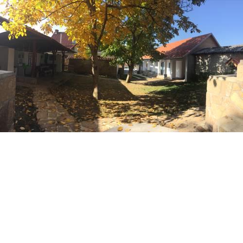 Hűs Udvar