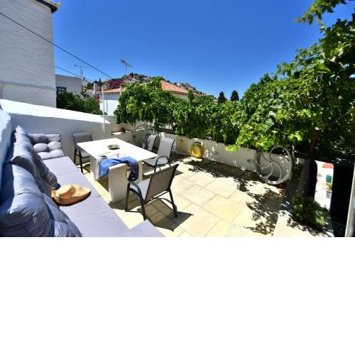 Hydra Art Suites
