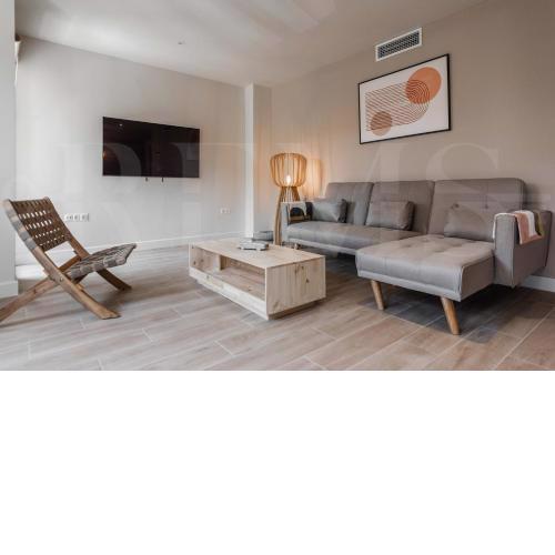 Idyllic and spacious apartment w/ parking - Center