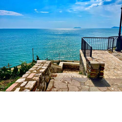 Il Mare Nel Pozzo Sperlonga Centro Storico Tutti i servizi sotto casa, a 100 mt dal mare Parcheggio multilivello adiacente, lasci la macchina e fai tutto a piedi!