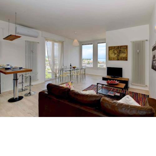 Immaculate 2-Bed Apartment in Desenzano del Garda
