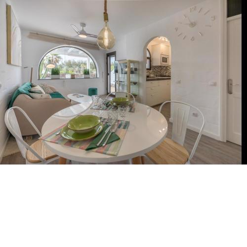 in front of the pool, large terrace, elegant & confortable, Wi-Fi